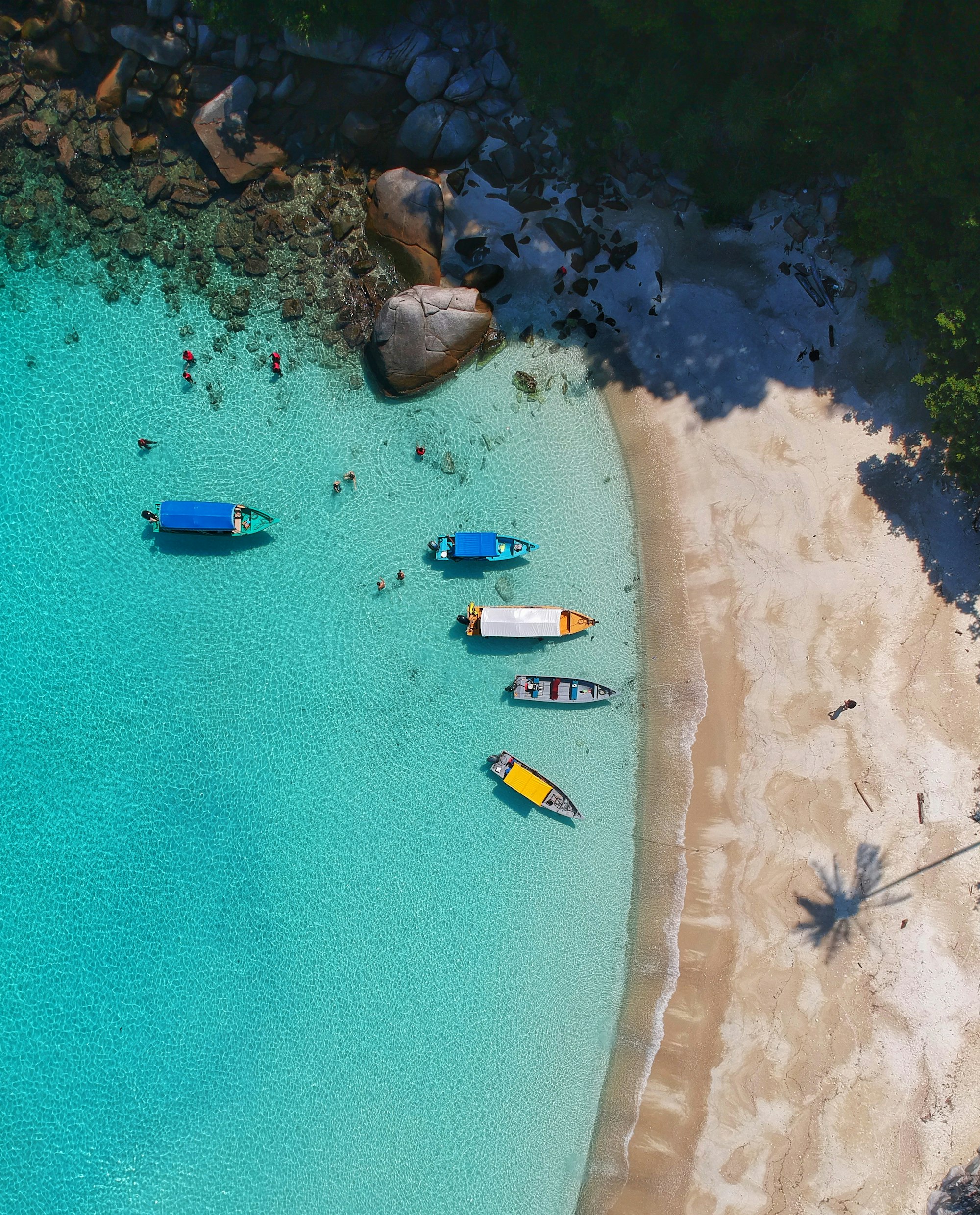 Gün batımında resort koyu